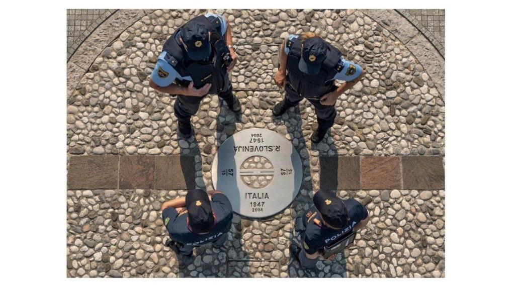 Immagine per Il fascino della Transalpina nel calendario della Polizia, la foto a Gorizia